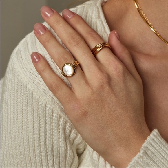 18K Gold Plated Mother of pearl tag Ring - Picture 3 of 9